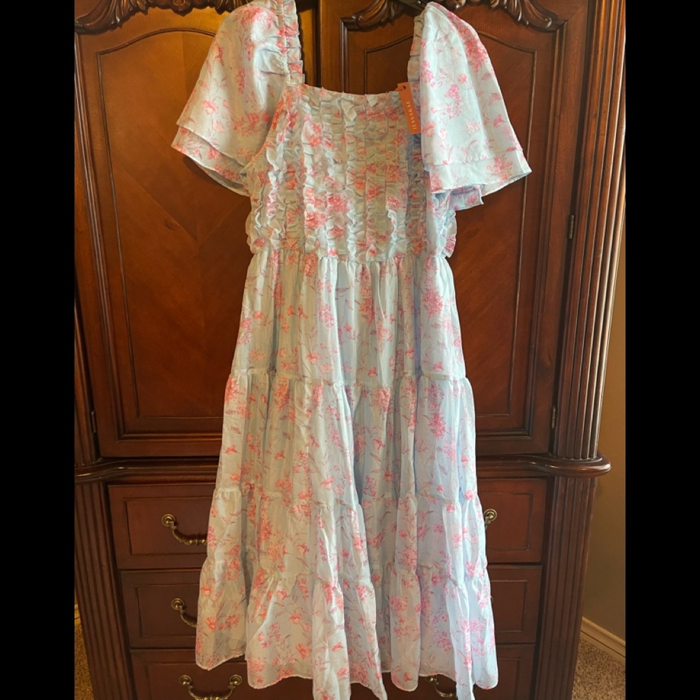 Flowing dress!!! Beautiful!!!